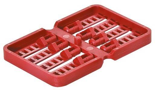 Ein rotes Plastikbauteil mit gitterartigem Design und zwei Fächern, möglicherweise eine Schutzabdeckung oder eine Komponente einer größeren Baugruppe.