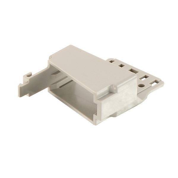 Ein beiger Kunststoff-Elektronikgehäusekomponent mit mehreren Schlitzen und rechteckiger Form, der zur Einhausung von Leiterplatten verwendet wird.