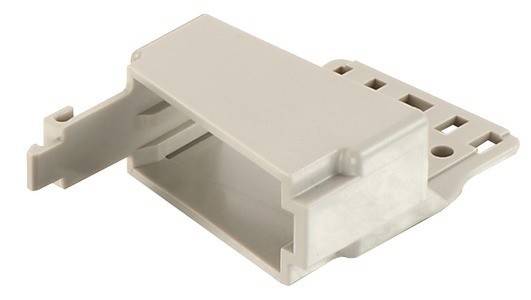 Eine graue Kunststoff-Montageklammer, offenEndig, mit einem rechteckigen Schlitz und mehreren kleinen Löchern an einer Seite, verwendet für elektronische Bauteile.