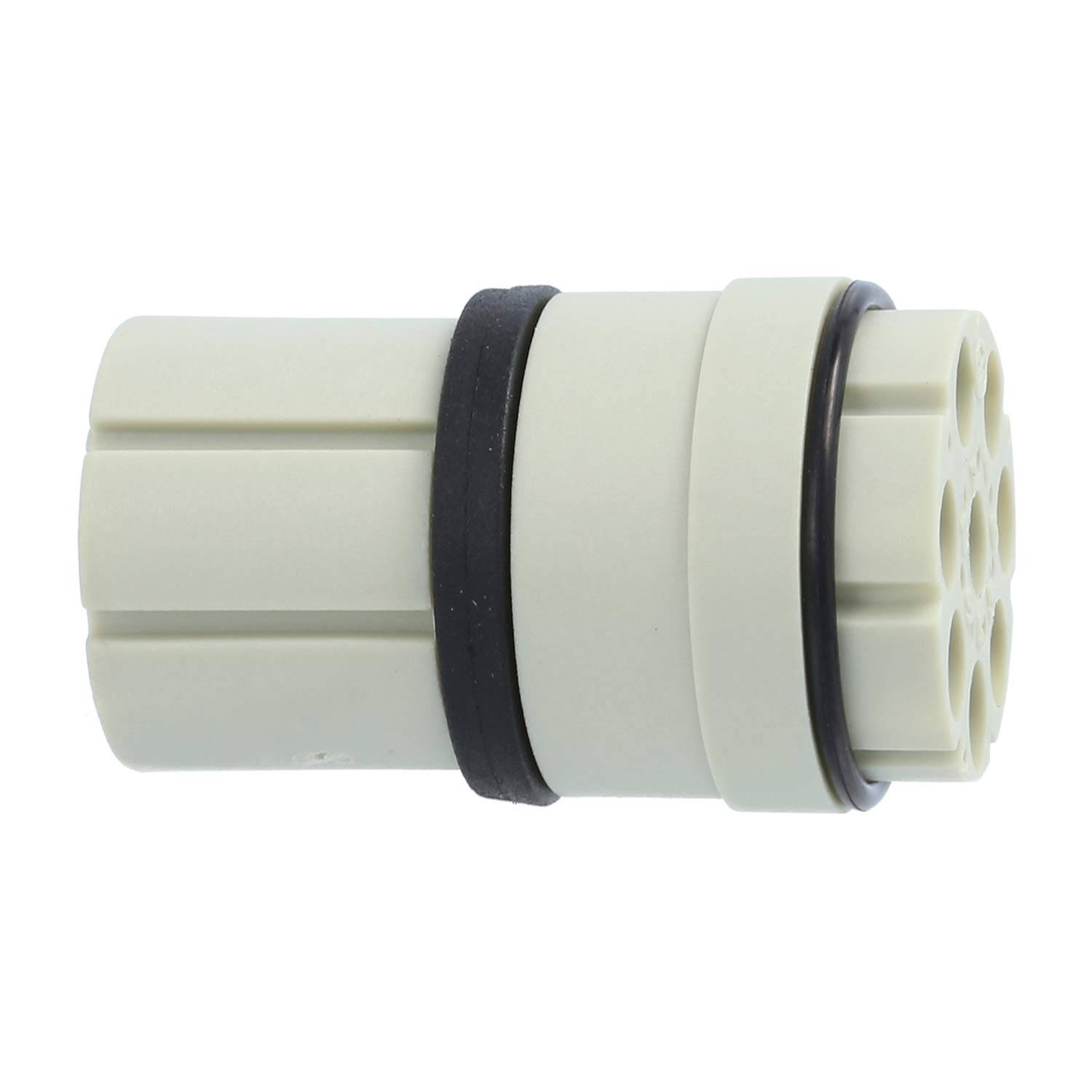 Ein beiger zylindrischer elektrischer Steckverbinder mit einem schwarzen Ring und mehreren Buchsen.