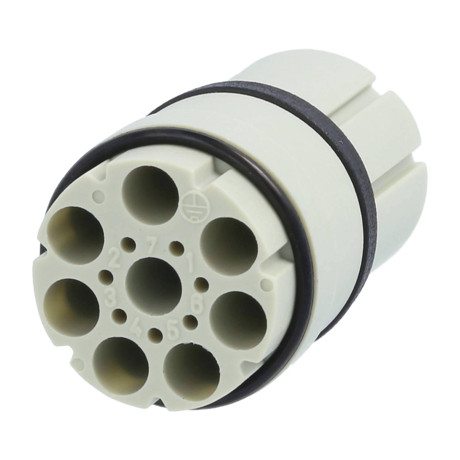 Ein weißer Stecker mit sieben kreisförmigen Schlitzen in kreisförmiger Anordnung, entwickelt für elektrische Verbindungen.