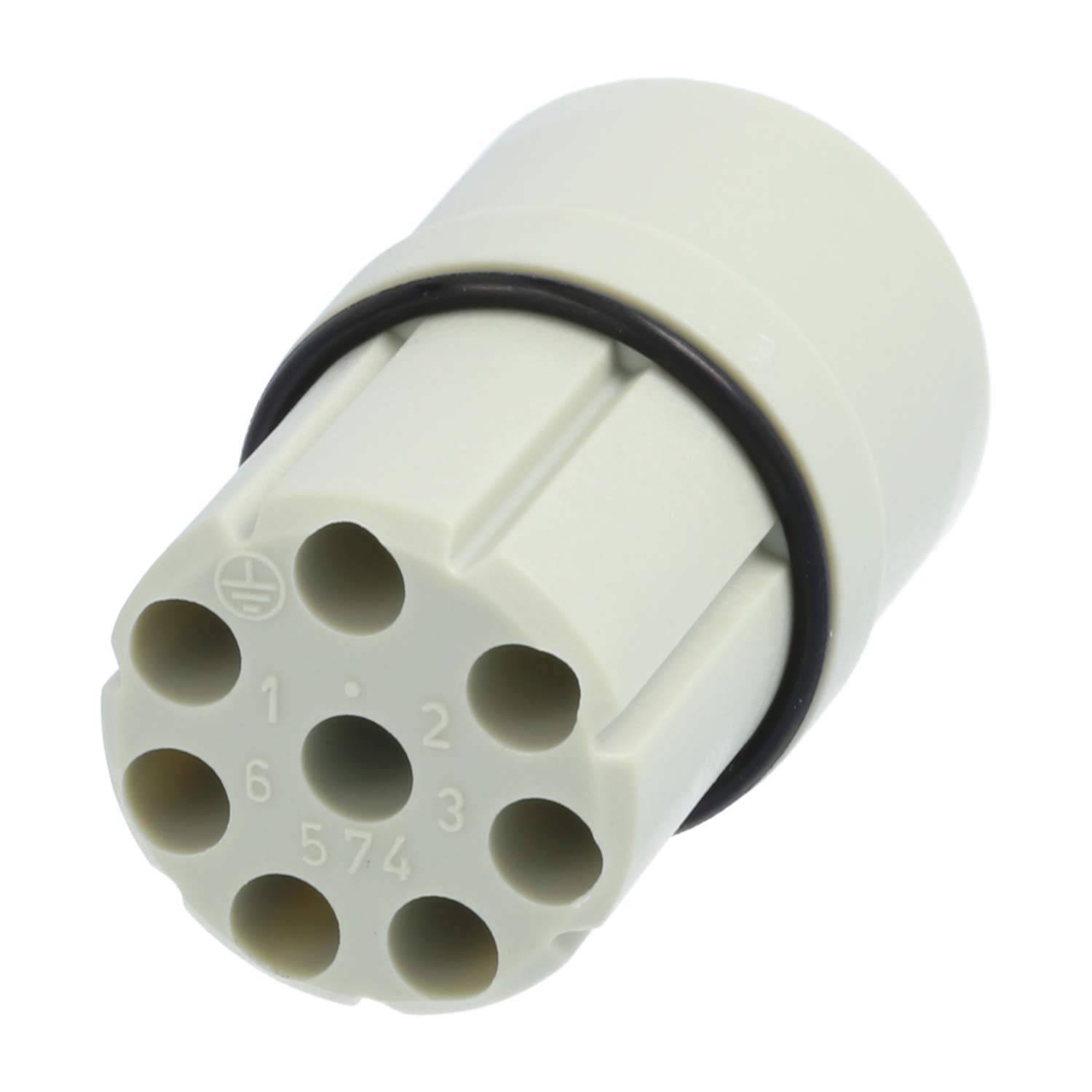 Ein zylindrischer weißer Elektrostecker mit sieben kreisförmigen Löchern und den Nummern 1 bis 6 sowie 574 auf der Oberfläche gedruckt.