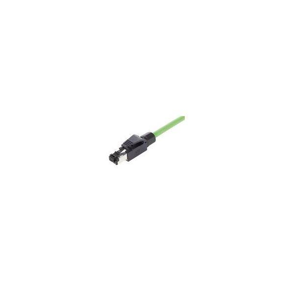 Schwarzer Glasfaserstecker, der an ein grünes Kabel auf einem schlichten weißen Hintergrund angebracht ist.