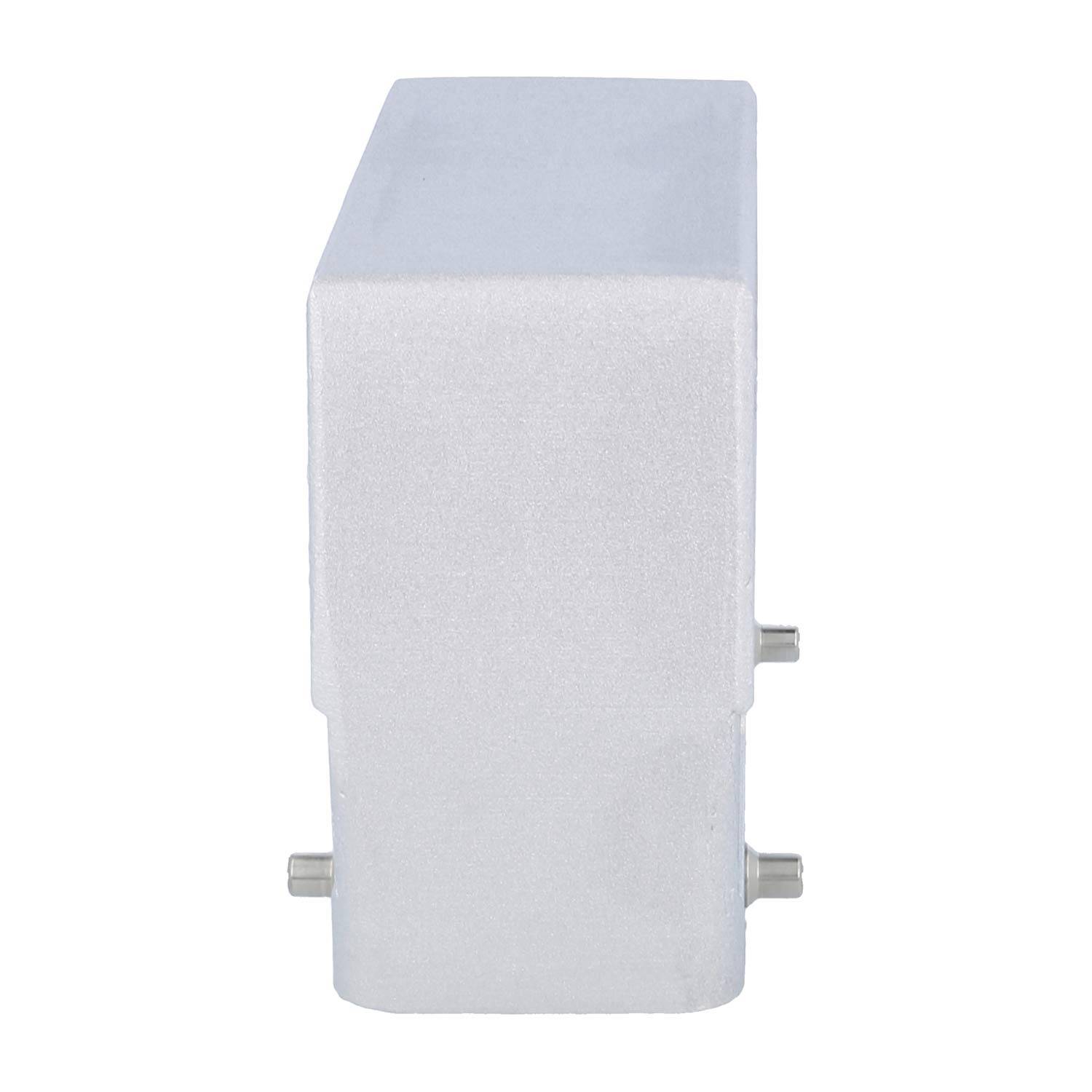 Ein rechteckiger, silberner metallischer Block mit sichtbaren Bolzen an der Seite, was darauf hindeutet, dass es sich um eine Komponente oder um ein Teil einer größeren Baugruppe handelt.