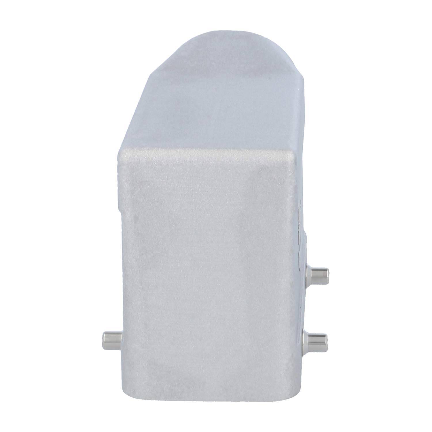 Ein rechteckiges Silberobjekt mit kleinen zylindrischen Vorsprüngen auf der rechten Seite, aus einer angewinkelten Frontperspektive betrachtet.