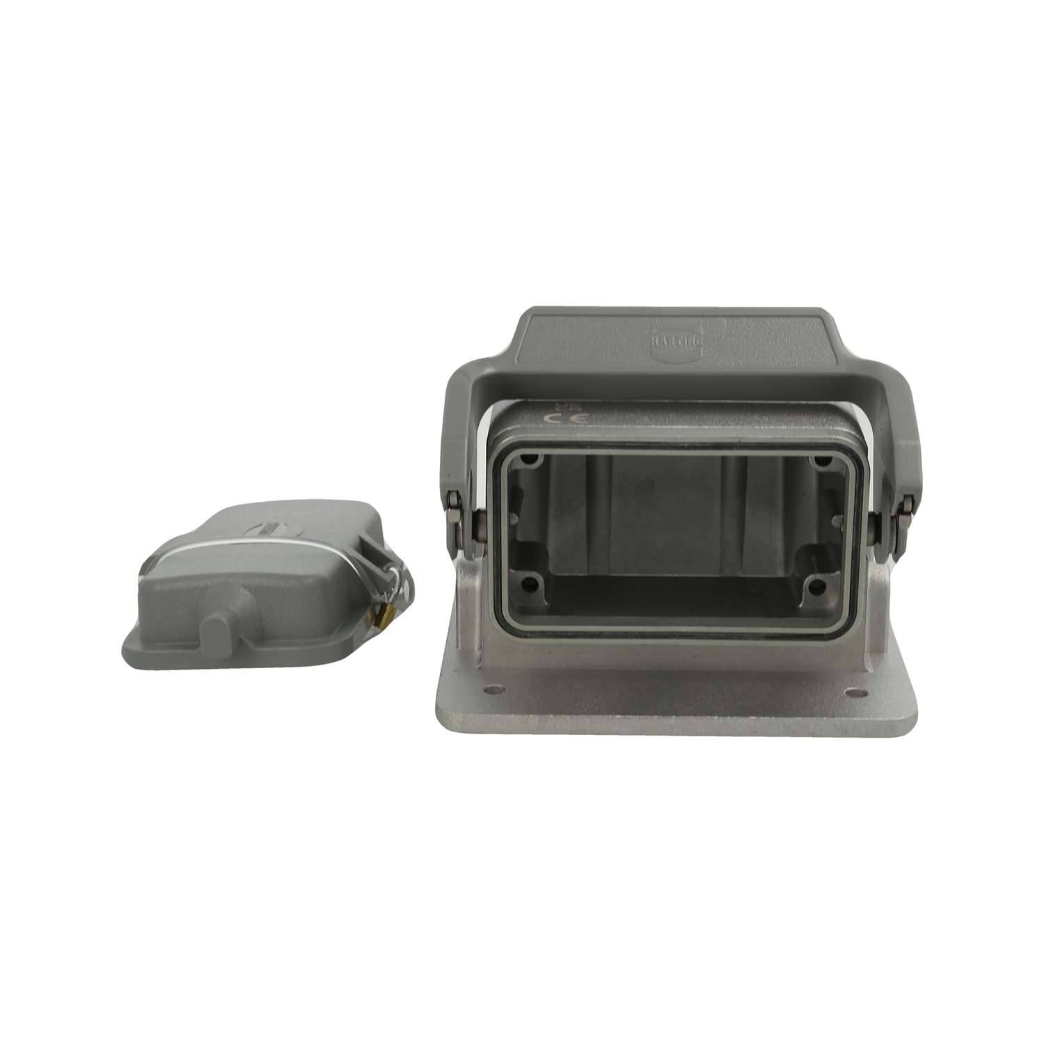 „Ein offenes Metallgehäuse für elektrische Installationen mit einer angelaufenen Abdeckung daneben. Das Gehäuse ist leer, und die Abdeckung ist auf der linken Seite platziert.