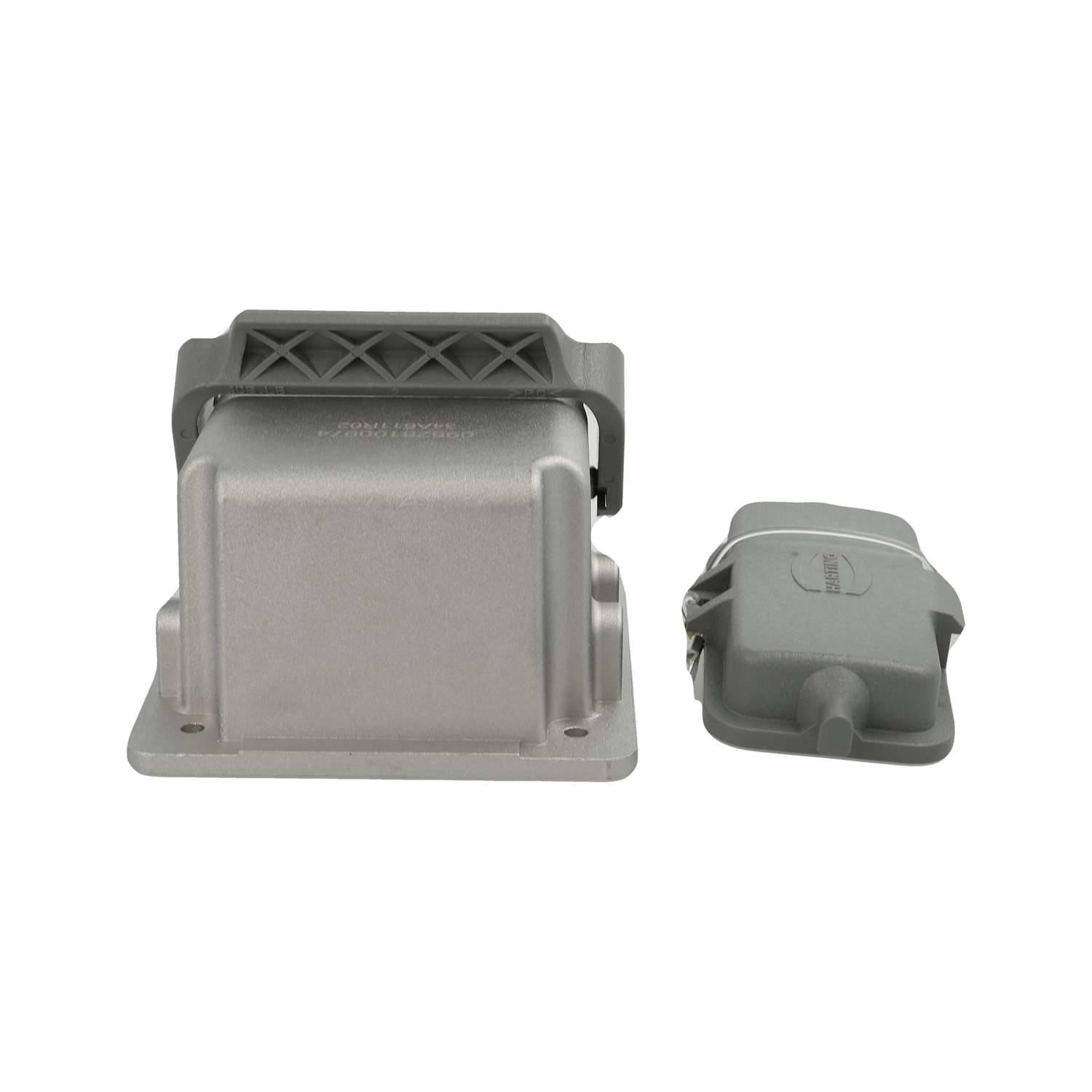 Zwei rechteckige, metallische Stecker mit Kunststoffabdeckungen, nebeneinander dargestellt, verwendet für industrielle oder elektrische Anwendungen.