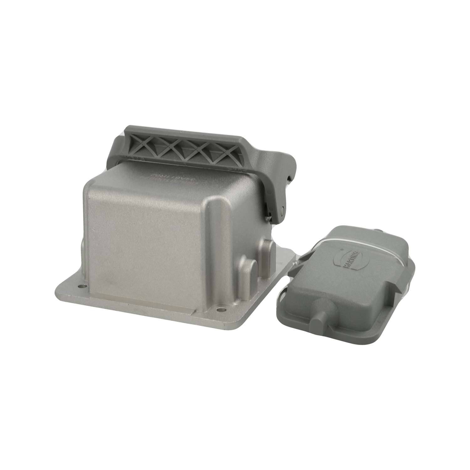AC-Adapter mit Kabel und abgewinkeltem Stecker. Enthält Modellnummer, Spannungsspezifikationen und Konformitätssymbole wie FCC, CE und RoHS.