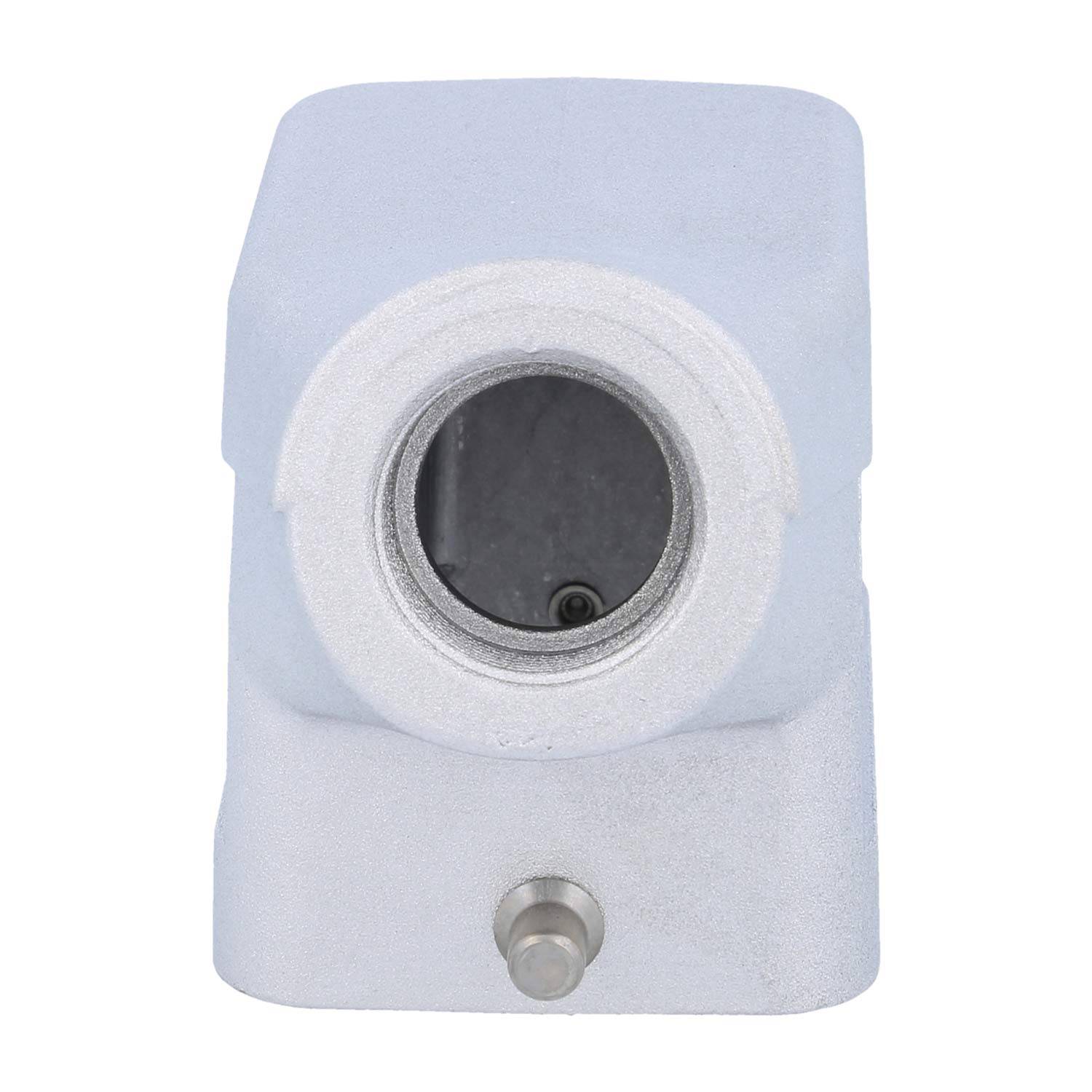 Ein silbernes metallisches Gehäuse mit einer kreisförmigen Öffnung oben und einem kleinen zylindrischen Fortsatz darunter, möglicherweise Teil eines mechanischen oder elektrischen Geräts.