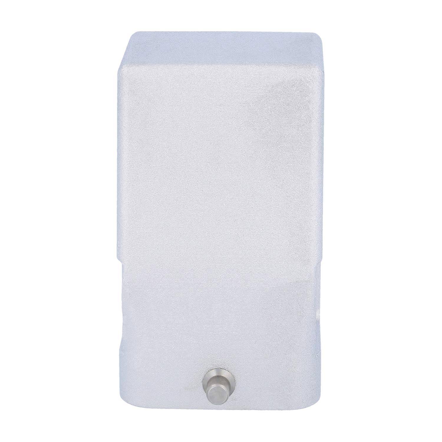 Ein weißer rechteckiger Seifenspender mit einem silbernen Druckknopf in der Mitte unten.