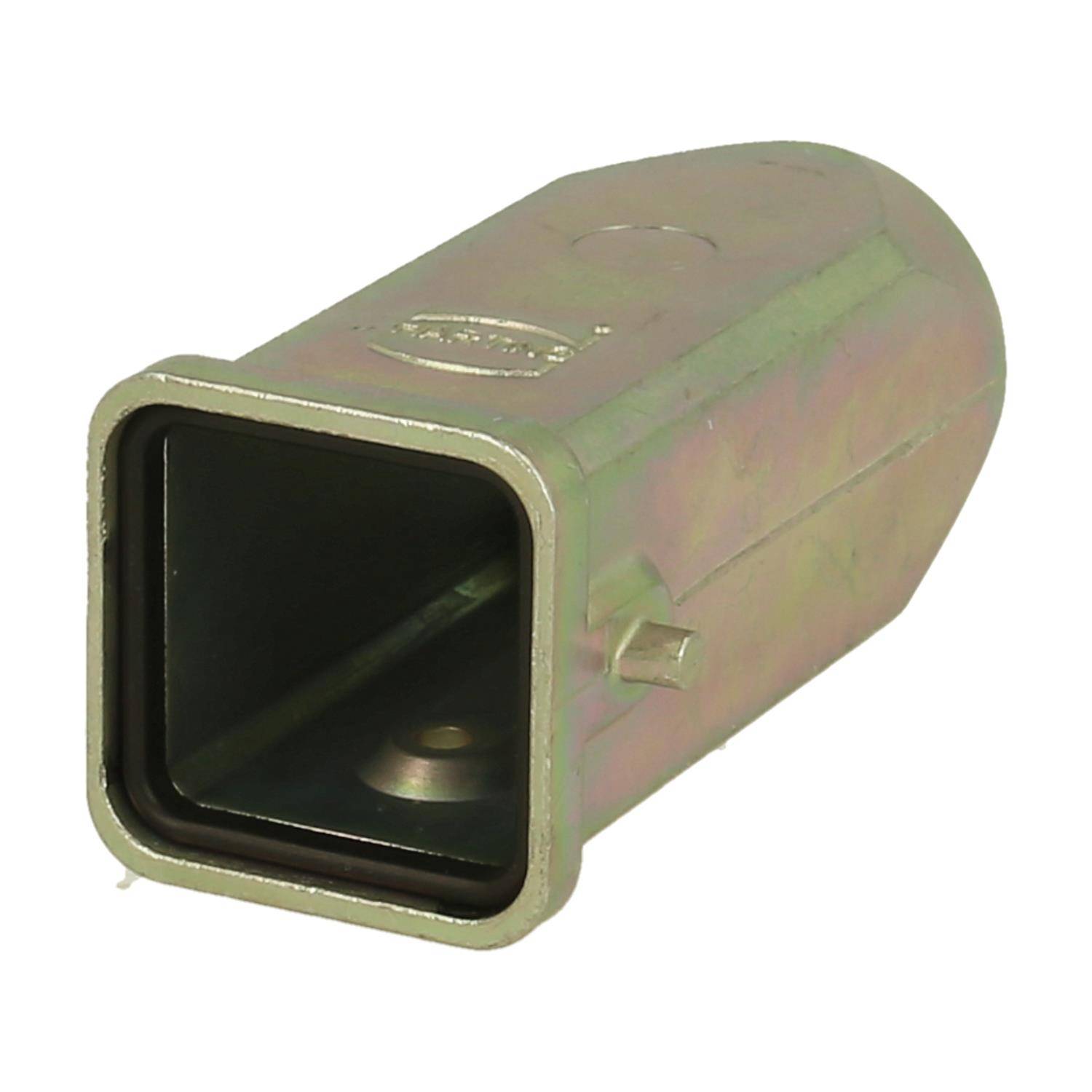 Eine Nahaufnahme einer Metallklammer mit einer quadratischen Öffnung, wahrscheinlich zum Verbinden oder Stützen von Objekten im Bau- oder Montagebereich verwendet.