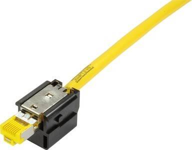 Ein gelbes Kabel, das an einen metallenen, rechteckigen Stecker angeschlossen ist, der typischerweise für industrielles Ethernet oder Datenübertragung verwendet wird.