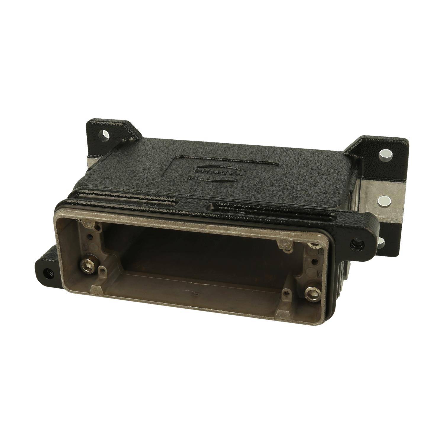 Ein leeres schwarzes rechteckiges Industriesteckverbinder-Gehäuse mit aufklappbarem Deckel und Befestigungsbügeln, entwickelt für elektrische Verbindungen.