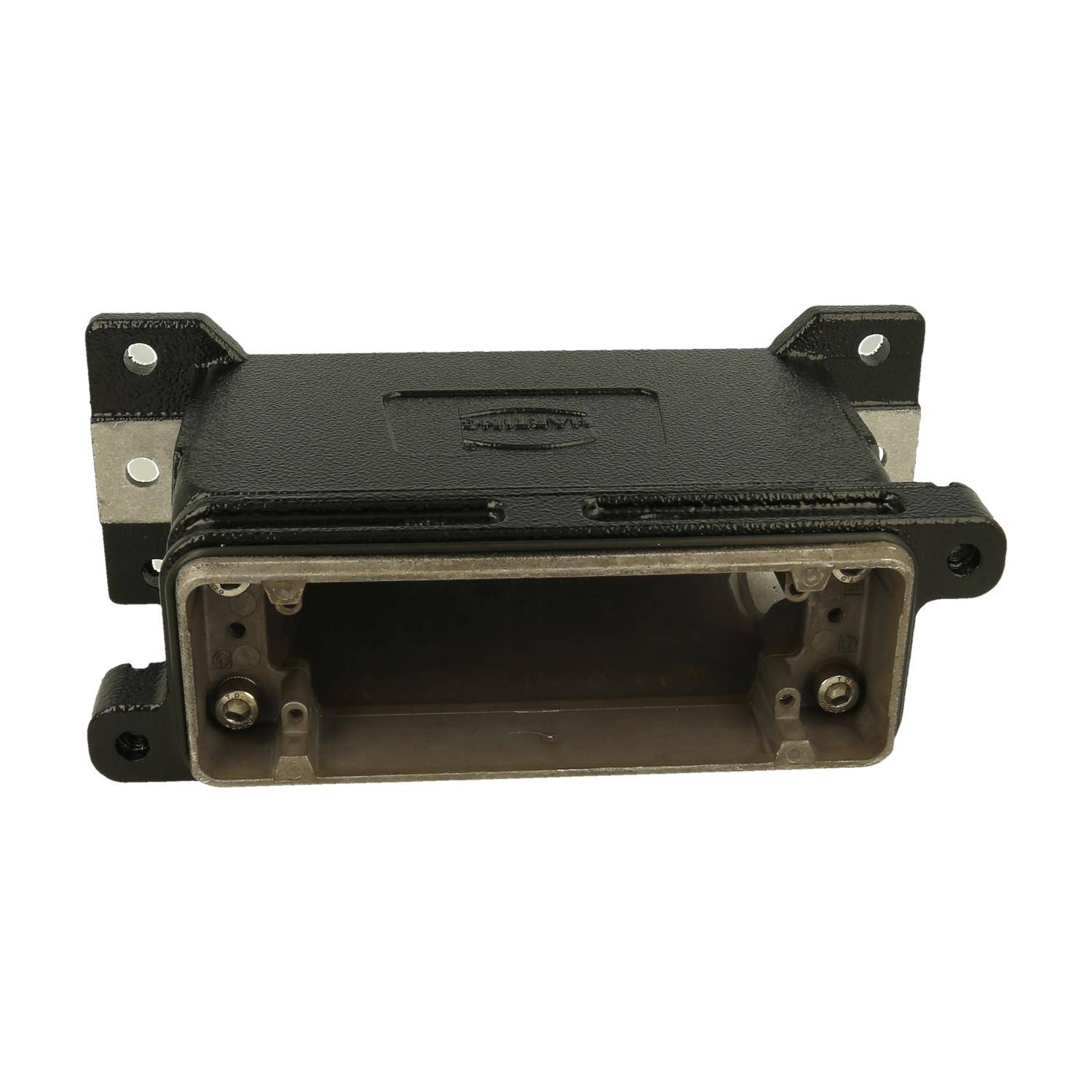 Ein rechteckiges Metallgehäuse mit Bolzenlöchern an den Ecken, das für elektrische Verbindungen ausgelegt und auf Oberflächen montiert ist.