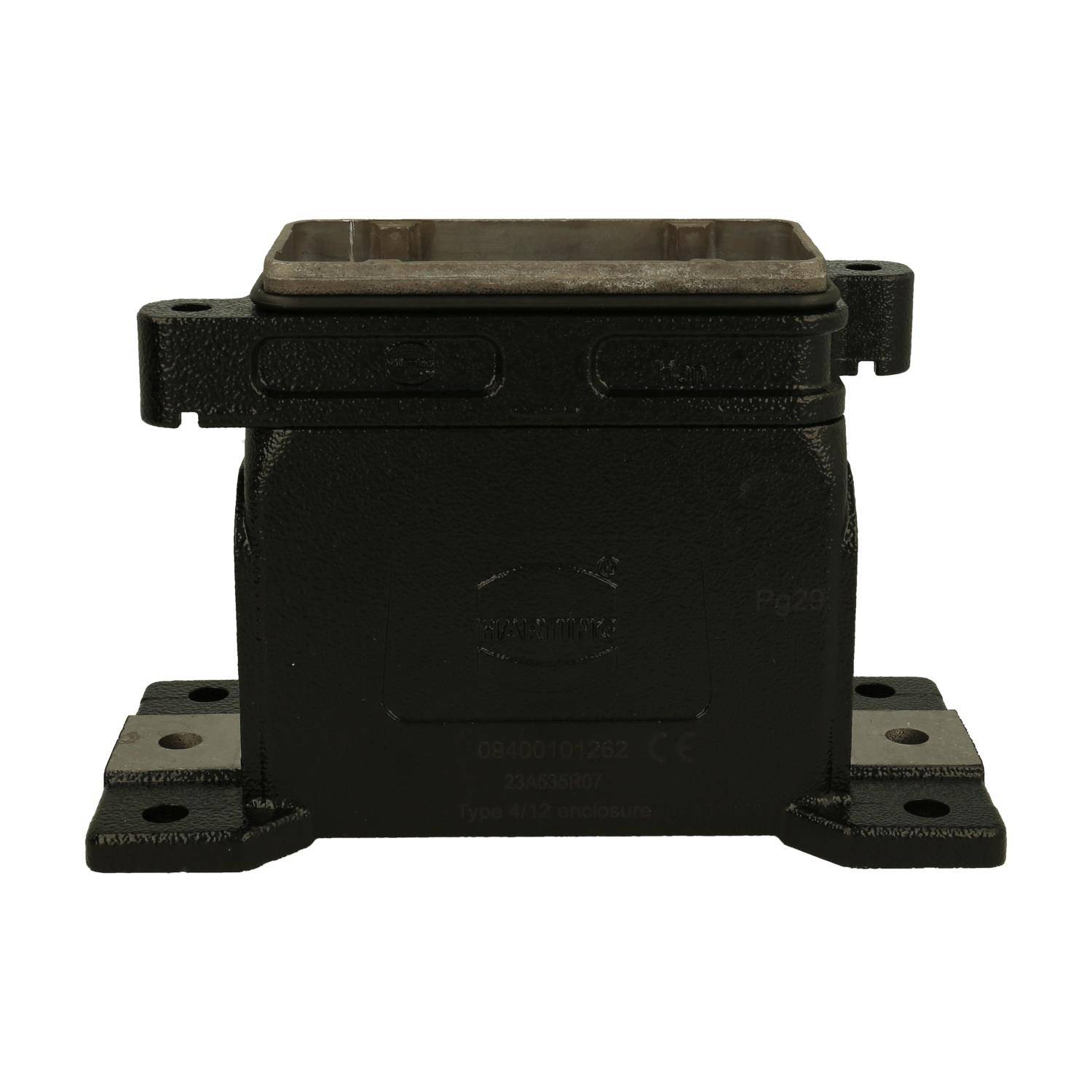 Eine schwarze, rechteckige Industriekomponente mit Befestigungslöchern, die einen erhöhten zentralen Bereich aufweist. Die Komponente hat eine strukturierte Oberfläche.