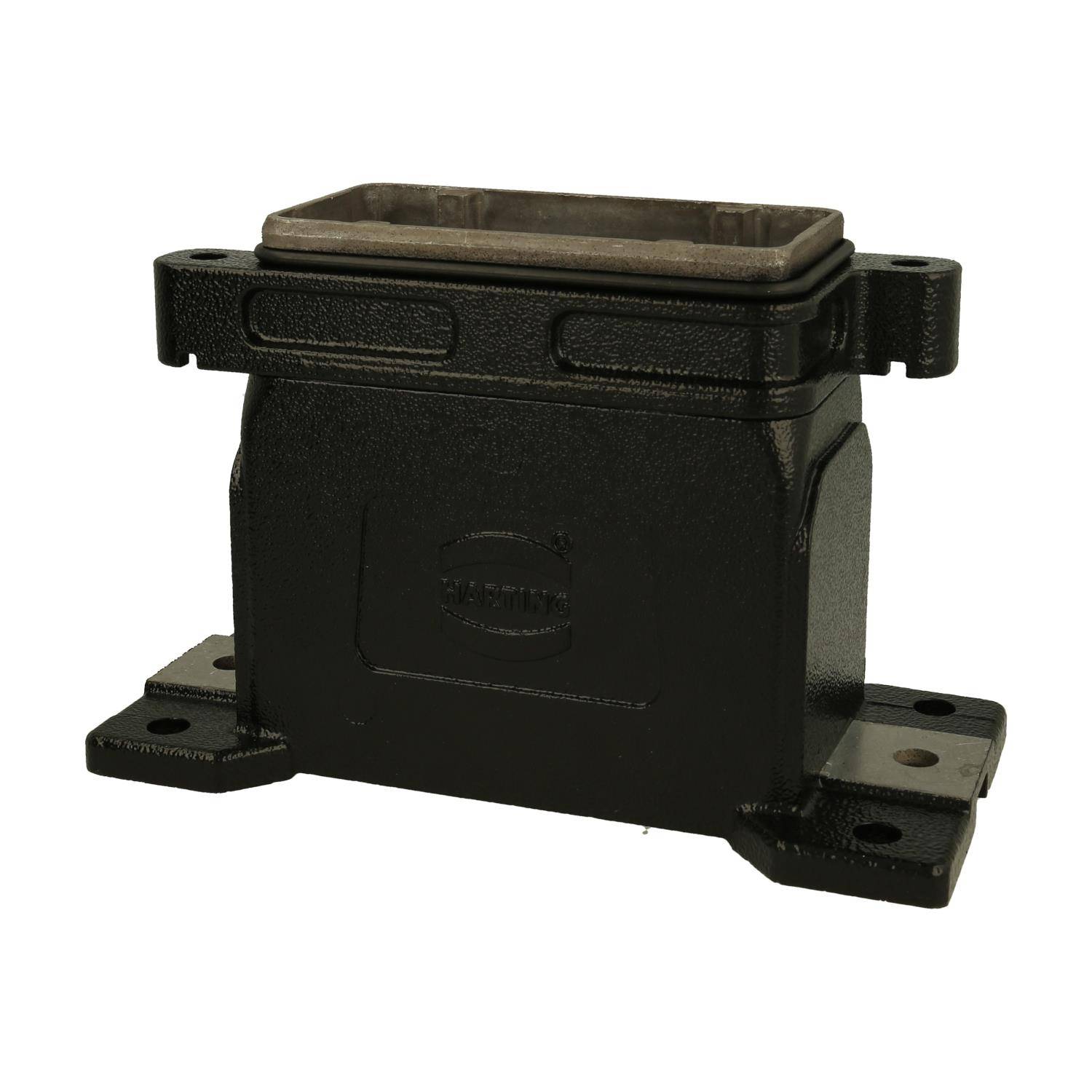 Ein schwarzes Metallteil im Industriestil mit rechteckiger Öffnung und Befestigungslöchern an der Basis, das zur Maschinenunterstützung oder Vibrationsdämpfung verwendet wird.