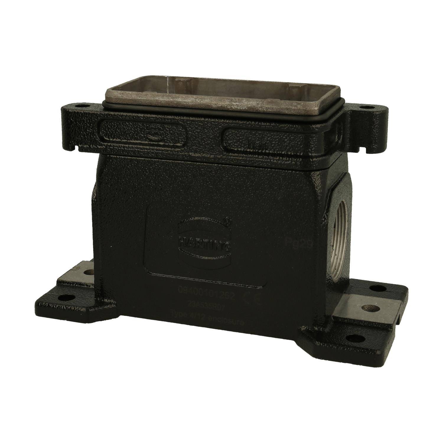 Ein schwarzes Industriesteckgehäuse mit rechteckiger Öffnung, ausgestattet mit Seitenbügeln zur Montage oder Befestigung.