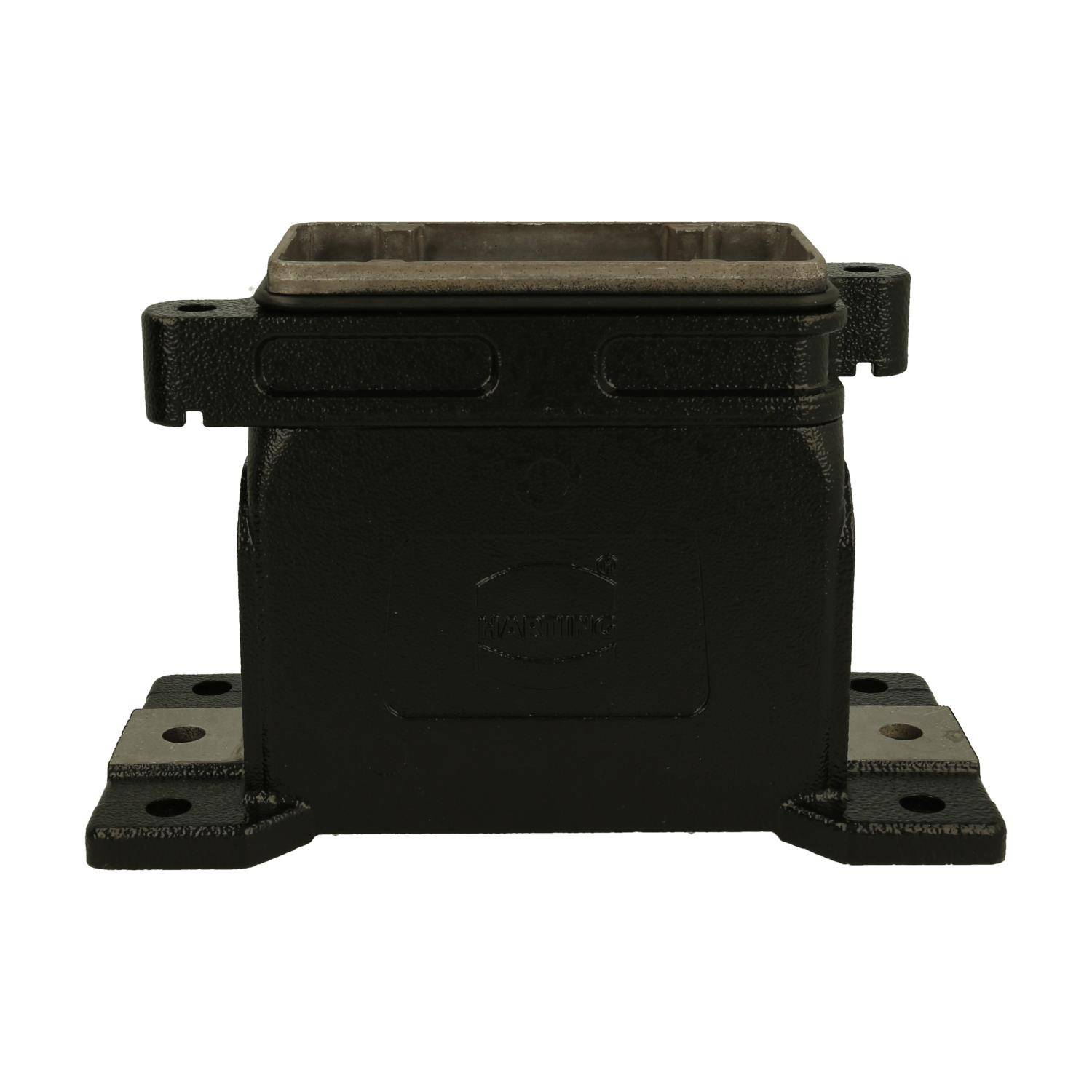 Eine schwarze, rechteckige mechanische Halterung mit vier Schraubenlöchern, die zur Befestigung von Maschinen oder Ausrüstungen in industriellen Umgebungen verwendet wird.