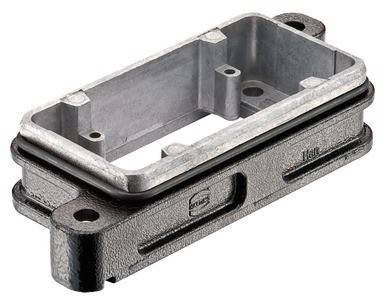 Ein metallischer rechteckiger Rahmen mit Schraublöchern, der auf einer schwarzen Basis ruht und wahrscheinlich als Befestigungshalterung für industrielle Zwecke dient.