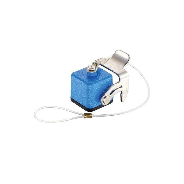 Ein kleiner blauer Metallwürfel mit einer Schlaufe und einem Haken, möglicherweise eine Sicherheitsvorrichtung oder ein Klemmechanismus.