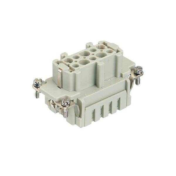 Ein rechteckiger beiger elektrischer Anschluss mit mehreren Schlitzen und vier Schrauben an den Ecken, der für Verdrahtung und Verbindungen verwendet wird.