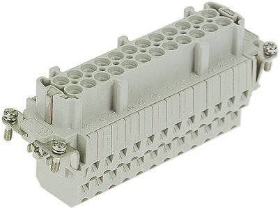 Eine Nahaufnahme eines beigen elektrischen Anschlusses mit mehreren Anschlüssen, der für sichere Verkabelung und industrielle Verwendung entwickelt wurde.