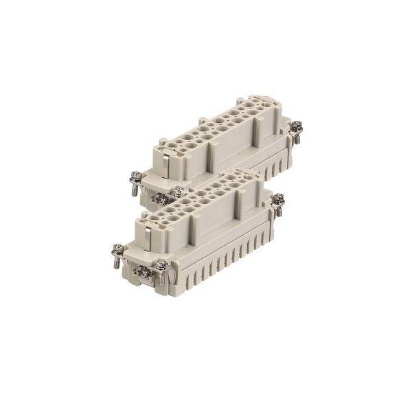 Ein Paar beige, rechteckige elektrische Anschlüsse mit mehreren Pinholes und Schrauben, entwickelt für industrielle Anwendungen.