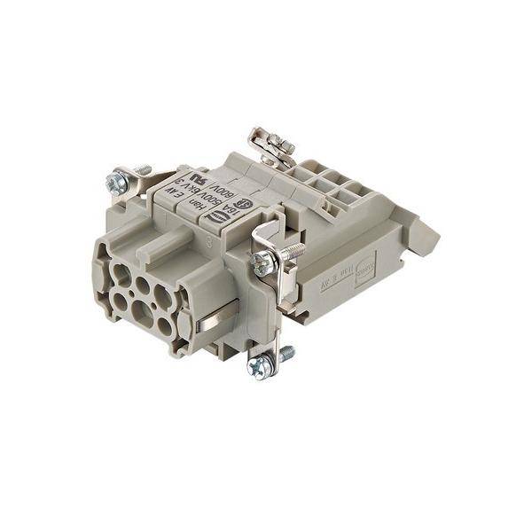 Ein beiger industrieller Elektroanschluss mit mehreren kreisförmigen Anschlüssen und Metallklammern zum Sichern von Kabeln. Er ist mit '16A 400V' gekennzeichnet.