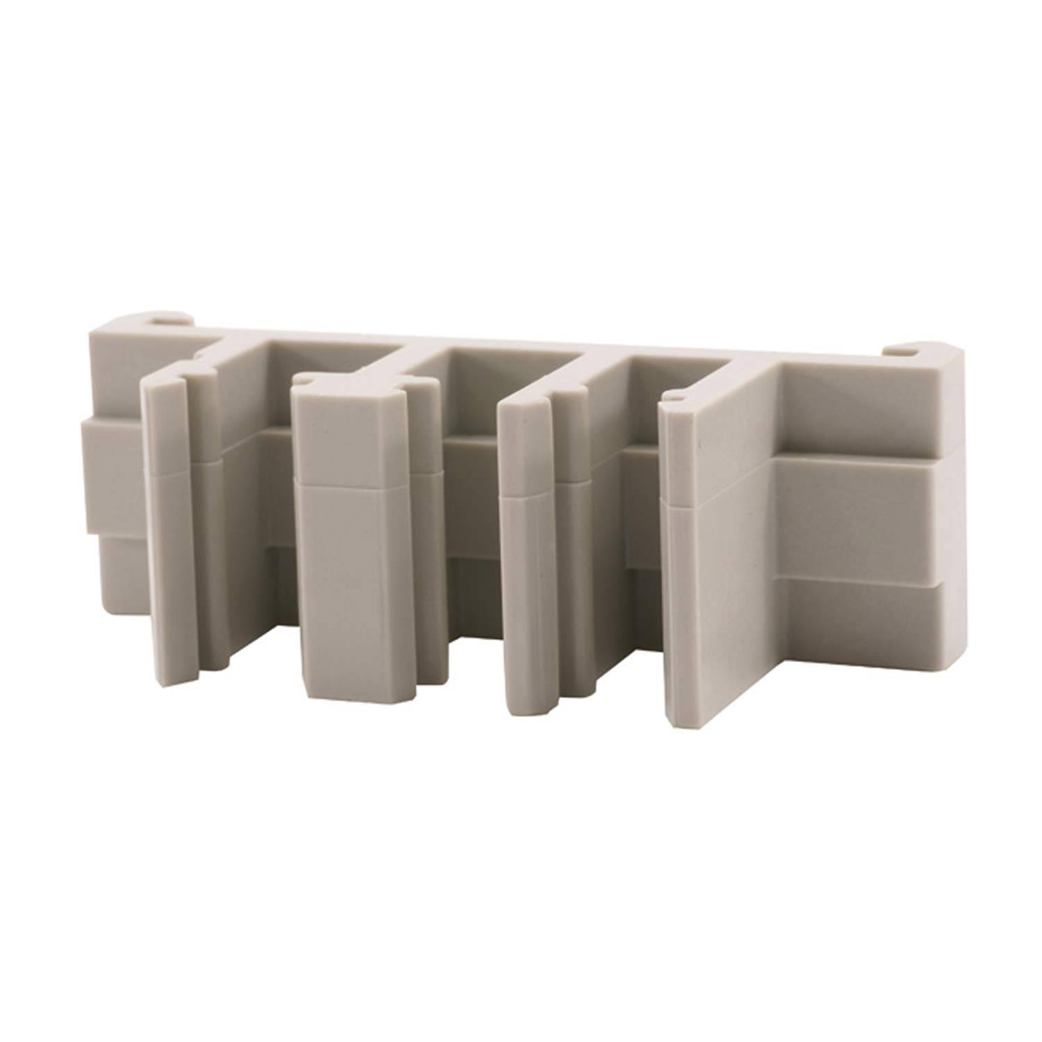 Eine graue modulare Kunststoffkomponente mit einer Reihe von vertikalen Schlitzen und parallelen Rippen, wahrscheinlich zur Verwendung bei der Organisation oder zum Montieren.