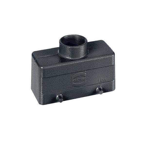 Eine schwarze Metallverteilerdose mit einer Gewindedurchführung an der Oberseite und zwei verschlossenen Anschlüssen an der Vorderseite, mit eingraviertem Markennamen.