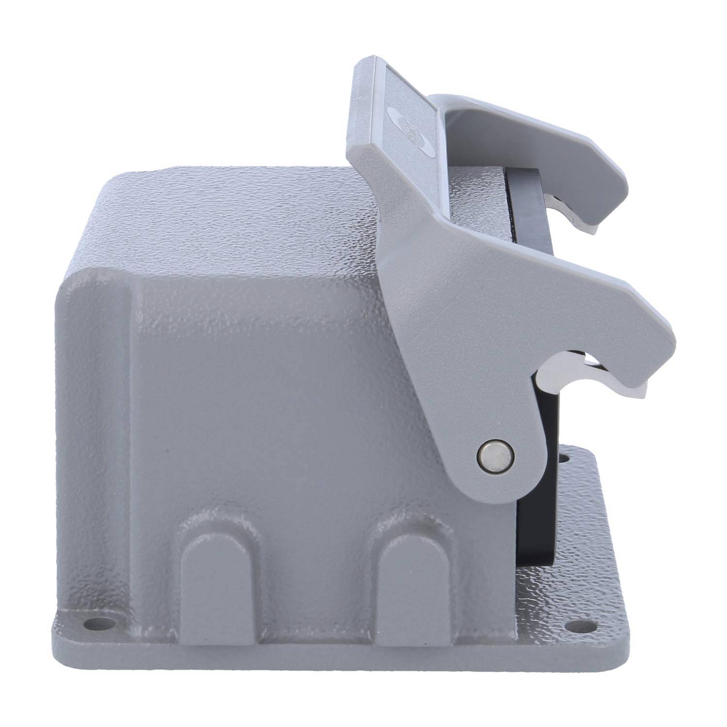 Ein grauer, rechteckiger Metallschaltschrank mit aufklappbarem Deckel auf flacher Basis, der zum Schutz und zur Unterbringung von elektrischen Verbindungen verwendet wird.