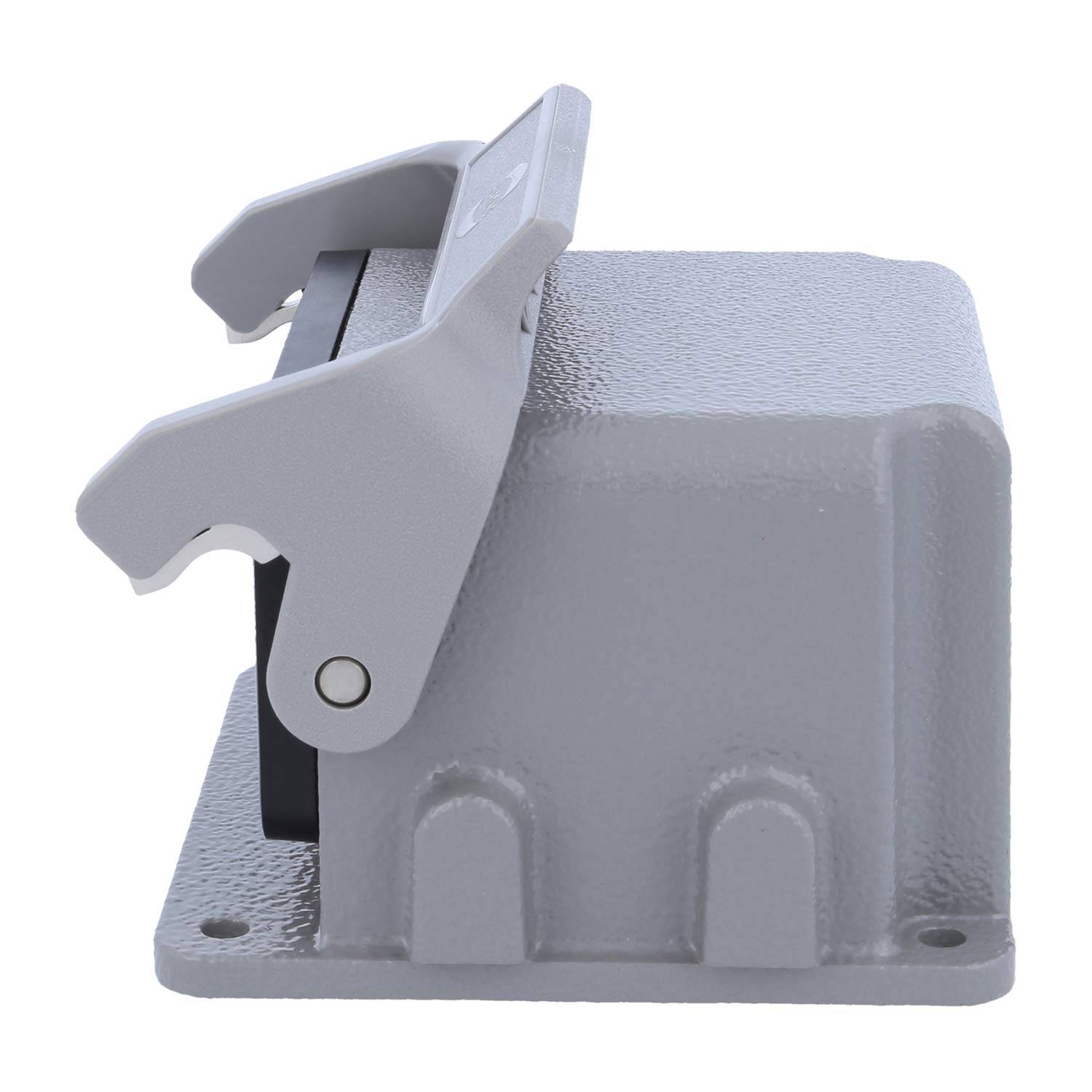 Eine Seitenansicht eines grauen Metall-Elektrosteckdosen-Gehäuses mit offener Schutzabdeckung, ausgelegt für die Wandmontage.