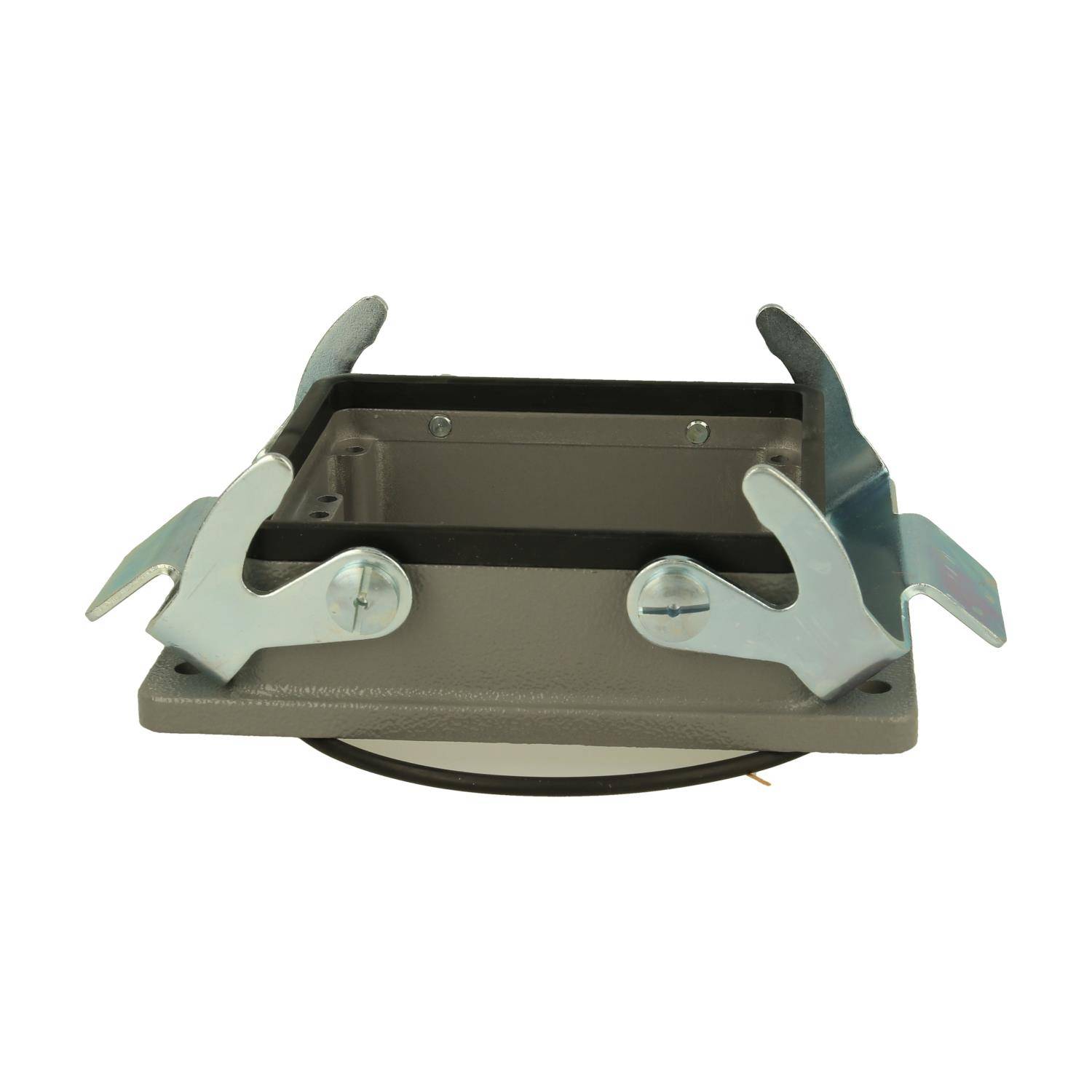 Ein quadratisches Elektroverteilungsgehäuse aus Metall mit zwei verstellbaren Befestigungswinkeln, das zum Befestigen von Decken- oder Leuchtenvorrichtungen verwendet wird.