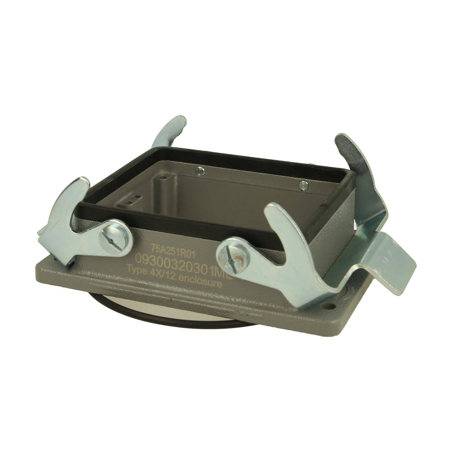 Ein quadratisches Metall-Elektro-Anschlusskasten mit geöffneten Scharnierclips auf jeder Seite, der zum Schutz von Verdrahtungsverbindungen verwendet wird.