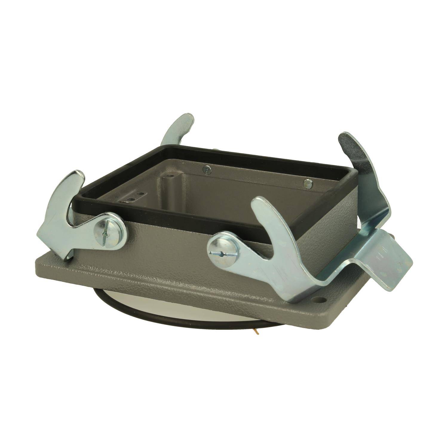 Eine quadratische Elektroanschlussbefestigung mit metallischen Klemmvorrichtungen, konzipiert zum Befestigen von Geräten an Oberflächen, in einer neutralen Farbe dargestellt.