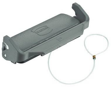 Ein grauer Fußschalter mit strukturierter Oberfläche, entwickelt zur Steuerung von Maschinen oder Ausrüstung. Ein Kabel ist an einer Seite angeschlossen.