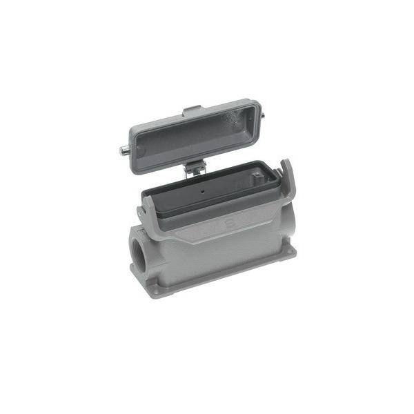 Ein graues industrielles Steckergehäuse mit einem offenen Deckel, der sein Inneres zeigt. Es wirkt robust und geeignet für elektrische Verbindungen.