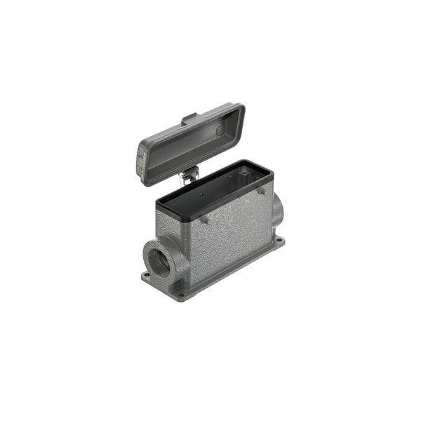 Eine rechteckige, metalline elektrische Verteilerdose mit einem offenen Klappdeckel und zwei seitlichen Öffnungen für Kabelanschlüsse.