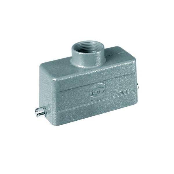 Eine rechteckige graue Metallumhüllung mit einer Öffnung oben und seitlicher Befestigung.