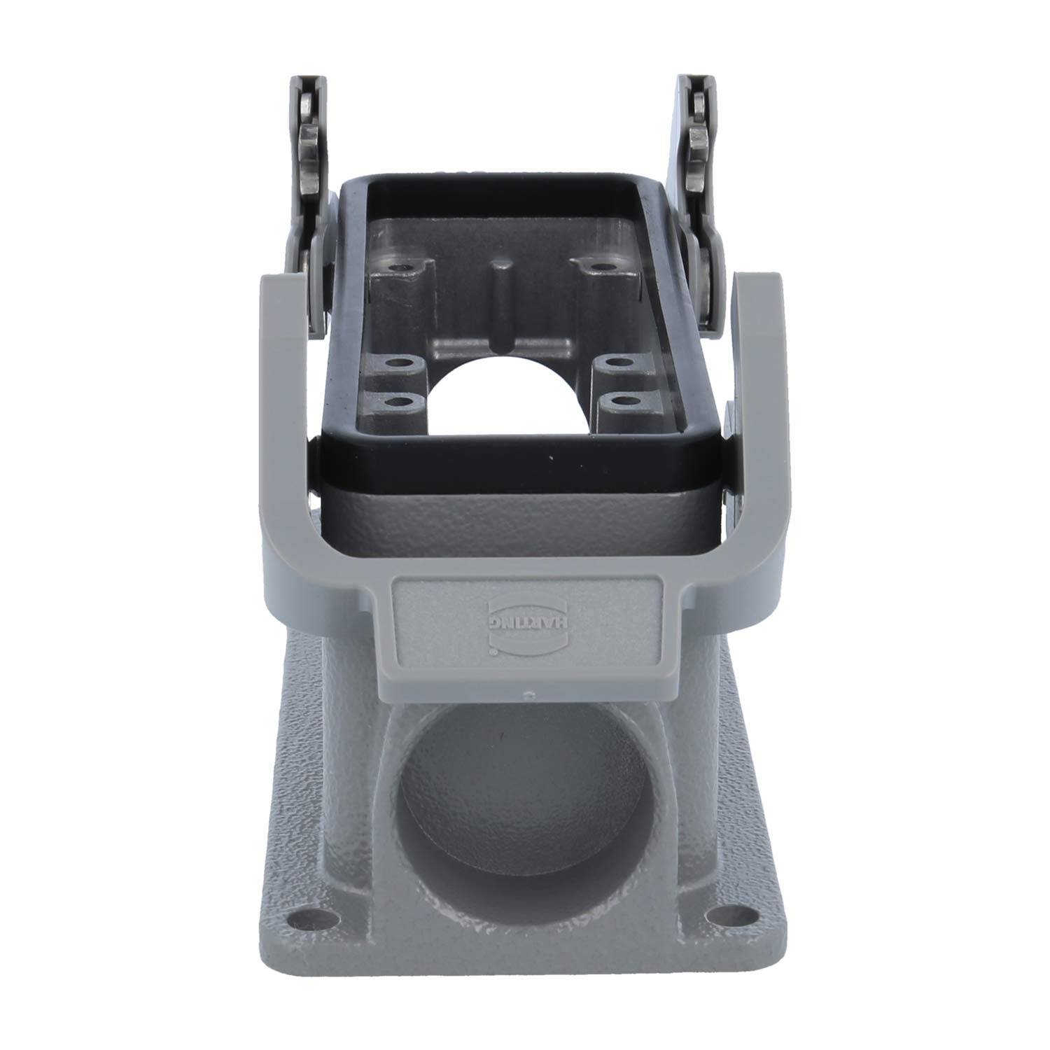 Ein graues rechteckiges Industriesteckgehäuse mit Klappdeckel, entworfen für sichere elektrische Verbindungen in Maschinen.