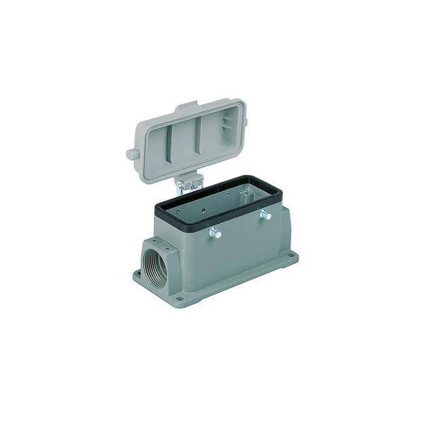 Rechteckiges graues industrielles Anschlussgehäuse mit einem offenen Klappdeckel, das mehrere seitliche Eingangsöffnungen für Verkabelung und Installation aufweist.