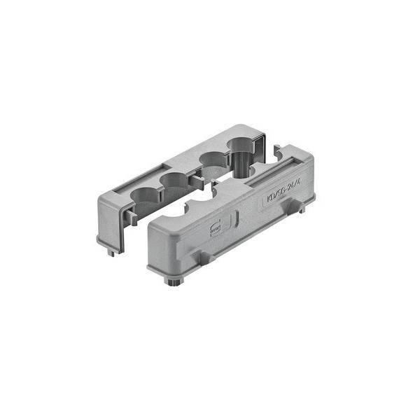 Ein rechteckiger Metallmontagehalter mit Löchern und Klammern, versehen mit der Markenbezeichnung 'Roxtec'. Verwendet zum Befestigen von Kabeln oder Rohrleitungen.