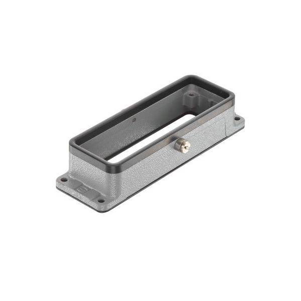 Eine rechteckige Metallummantelung mit einem hohlen Zentrum und einem kleinen, hervorstehenden Verschluss an der Seite, wahrscheinlich zum Montieren oder Beherbergen von Komponenten verwendet.