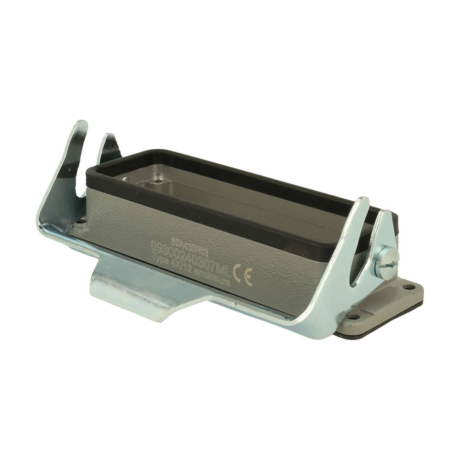 Ein Metallmontagebügel hält einen rechteckigen grauen Elektrostecker sicher.