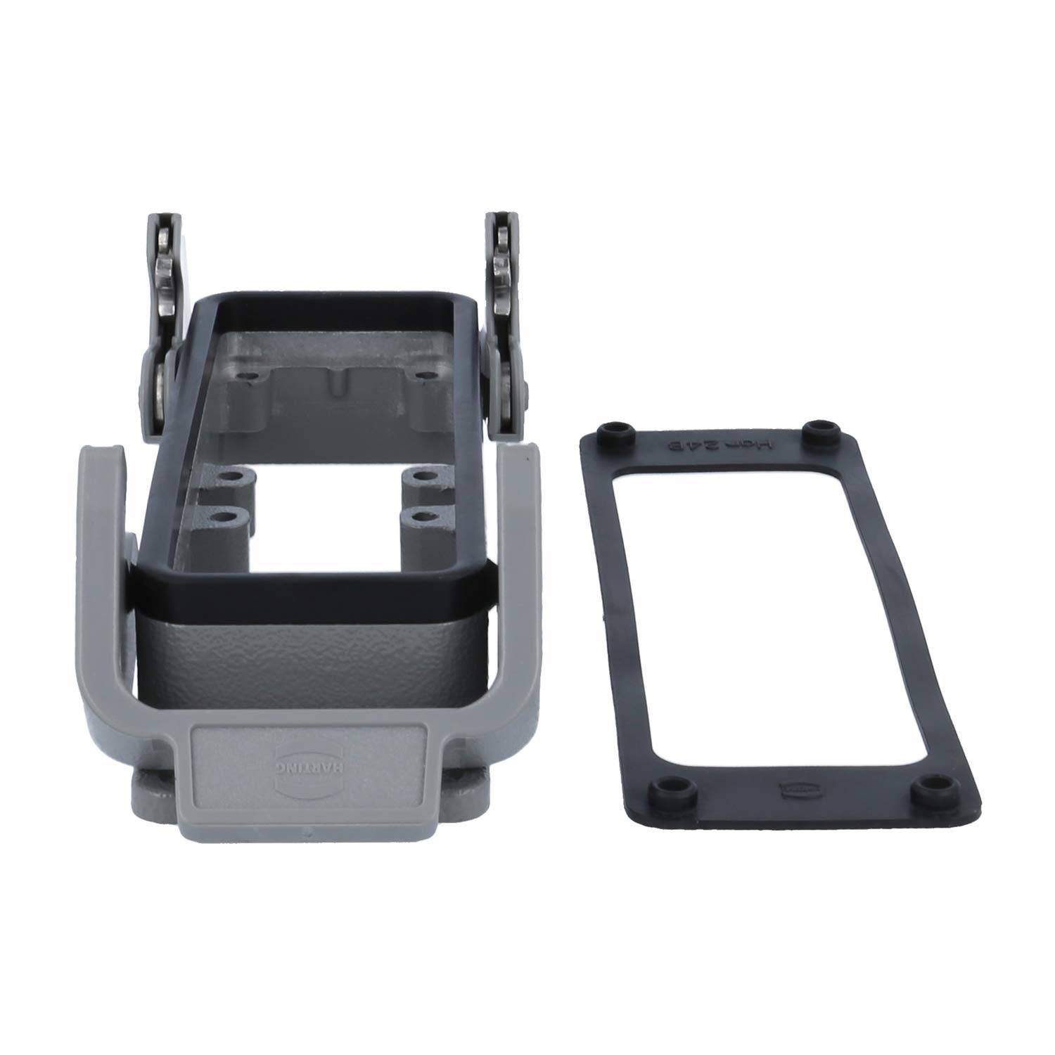 Eine graue rechteckige Elektrosteckverbinderbasis mit zwei Metallscharnieren, begleitet von einer separaten schwarzen Dichtung, nebeneinander angeordnet.