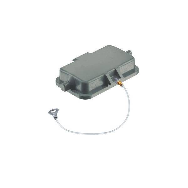 Ein rechteckiger grauer Plastikdeckel mit einem Kabel, das an ein kleines rundes Teil angeschlossen ist, höchstwahrscheinlich ein Stecker oder Stopfen.