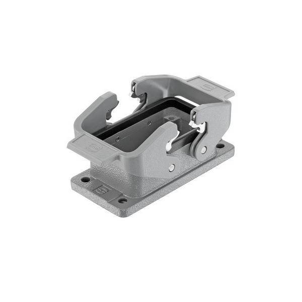 Eine graue rechteckige Metallhalterung mit zwei gelenkigen Klammern und einer Basis, die zum Montieren oder Sichern von Komponenten entwickelt wurde, ist abgebildet.