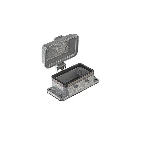 Eine offene rechteckige Metall-Elektro-Abzweigdose mit einem Klappdeckel, die den Innenraum und Befestigungslöcher für Leitungsanschlüsse zeigt.