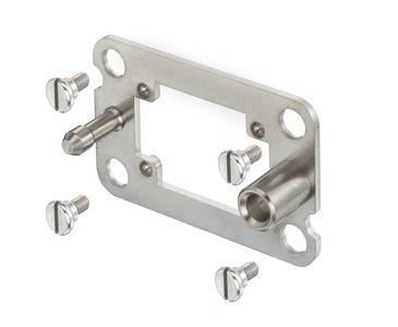 Eine Metallhalterung mit einer rechteckigen Öffnung, flankiert von vier Schraublöchern und fünf Schrauben, die um sie herum angeordnet sind.