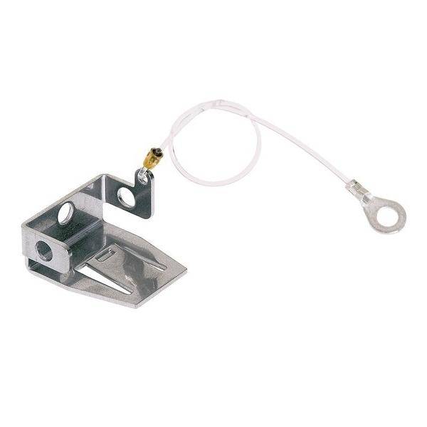 Ein metallisches Kabel mit einem Ösenendstück, das an einer kleinen Metallhalterung mit zwei Löchern befestigt ist, möglicherweise zum Sichern oder Erden.